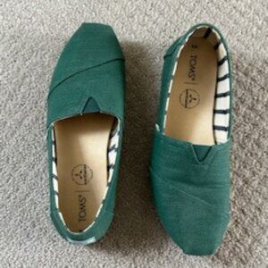 TOMS Hunter Green Canvas slip on shoes, size 8